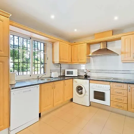 Sleeps 6 Pool Air Con Wifi *