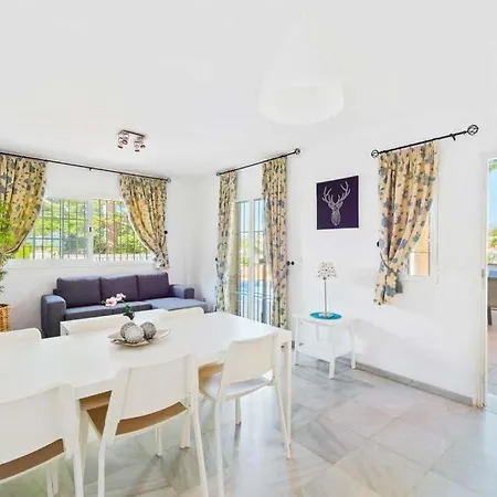 Villa Sleeps 6 Pool Air Con Wifi